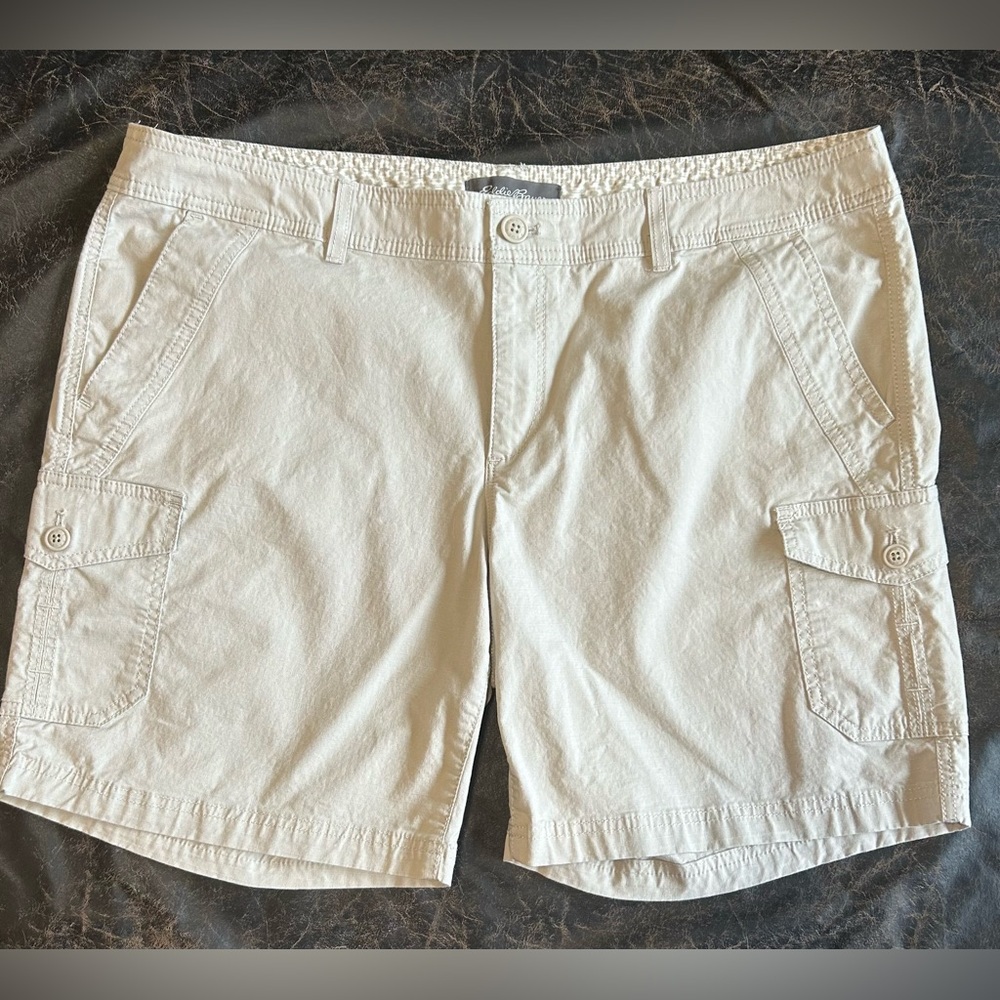 Eddie Bauer light khaki sand cargo shorts 18